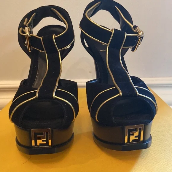 Fendi Size 37.5 - Picture 1 of 11